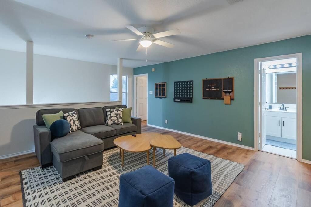 Newly Renovated! Spacious 4 Bedroom House 5 Min To La Cantera & Six Flags San Antonio