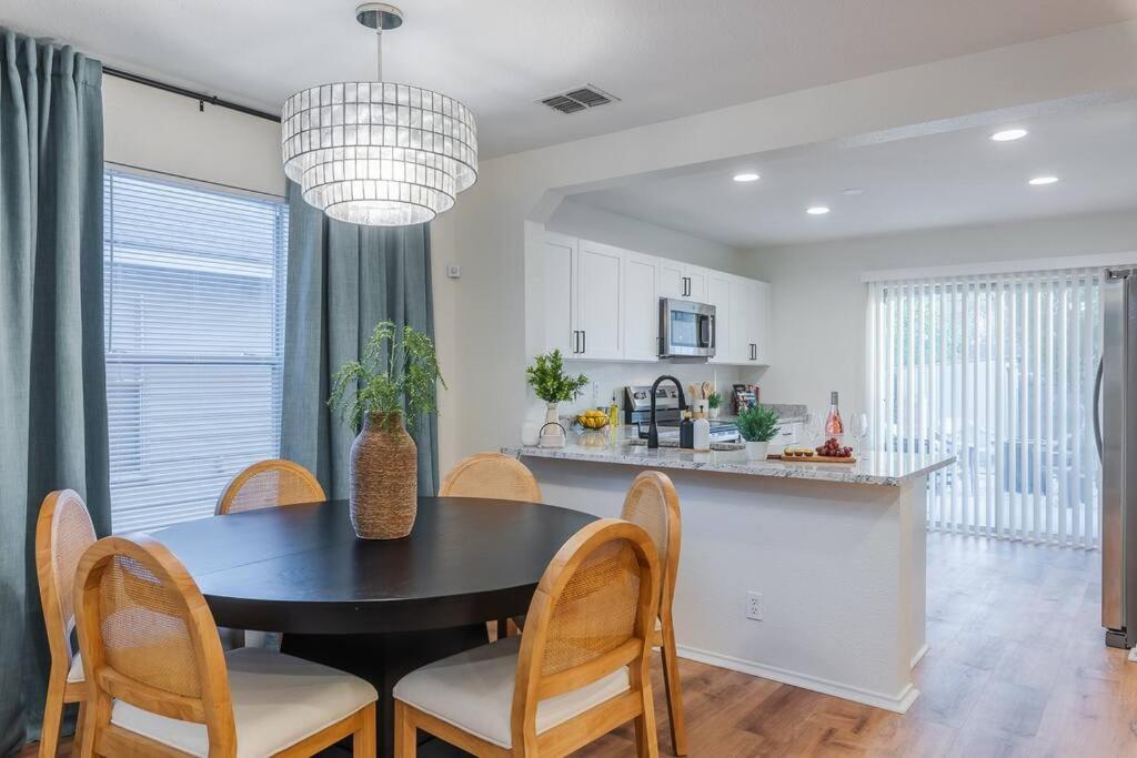Holiday home Newly Renovated! Spacious 4 Bedroom House 5 Min To La Cantera & Six Flags San Antonio