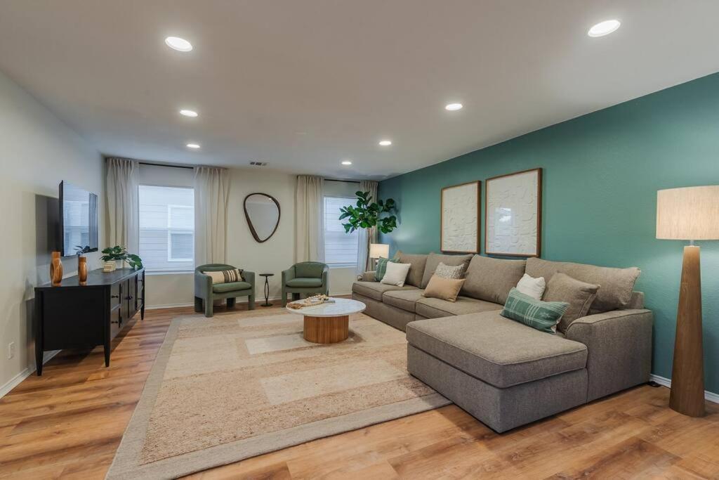 Newly Renovated! Spacious 4 Bedroom House 5 Min To La Cantera & Six Flags * San Antonio