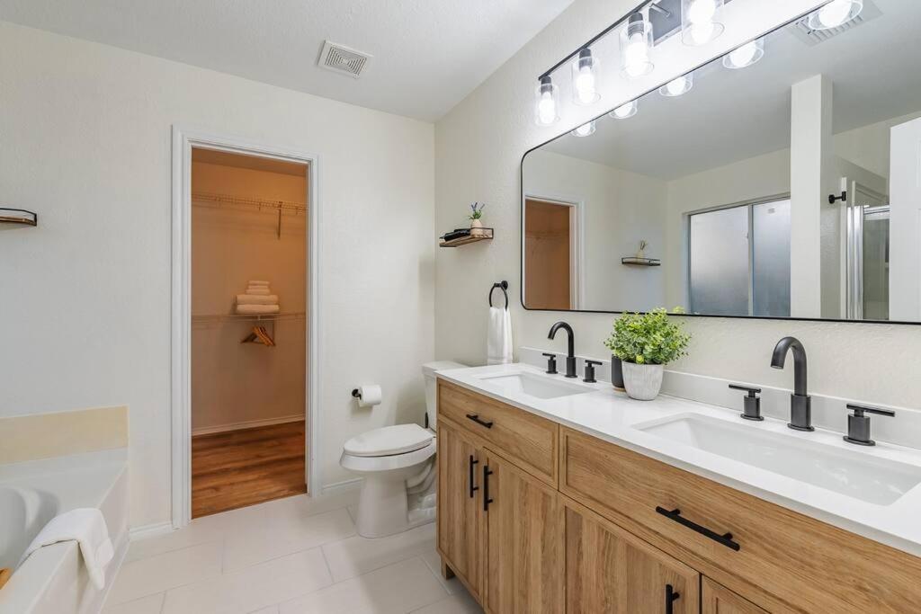 Newly Renovated! Spacious 4 Bedroom House 5 Min To La Cantera & Six Flags Holiday home *
