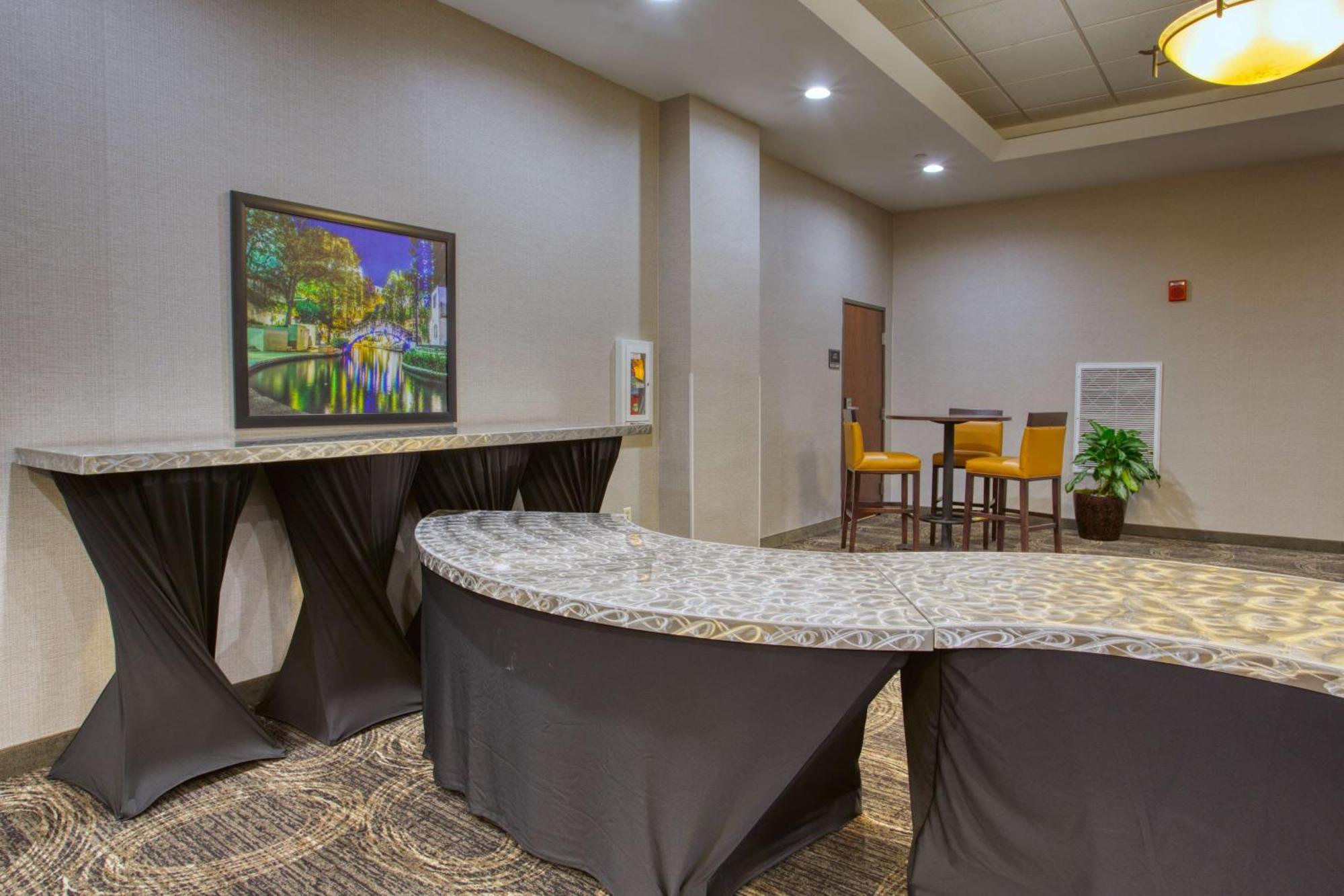 Hotel Drury & Near La Cantera San Antonio