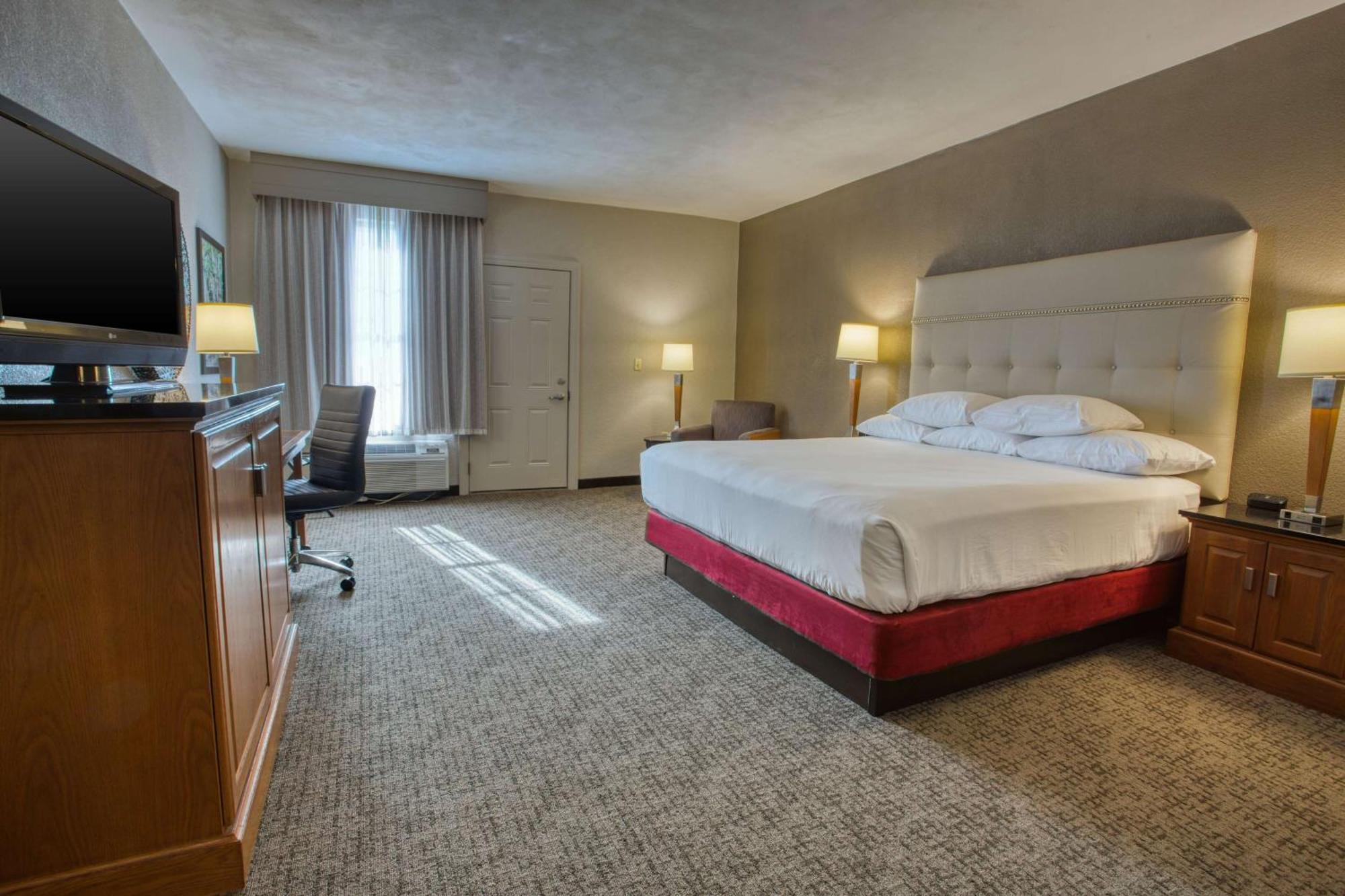 Hotel Drury & Near La Cantera