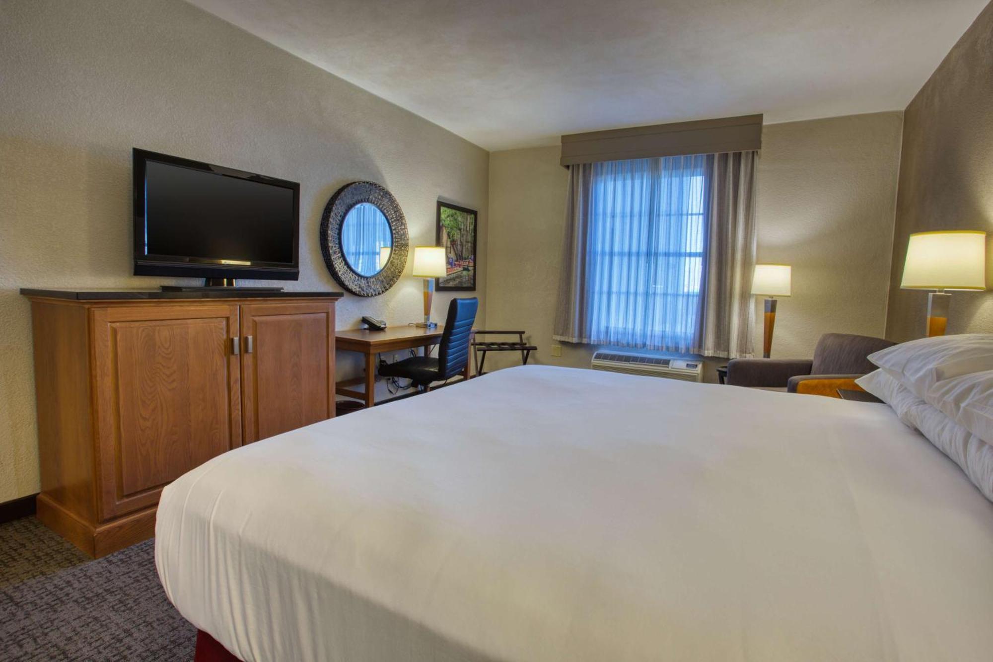 Drury & Near La Cantera Hotel 3*
