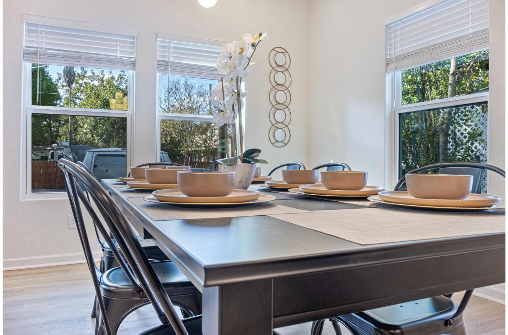 Urban Delight 4br3ba Near Center *