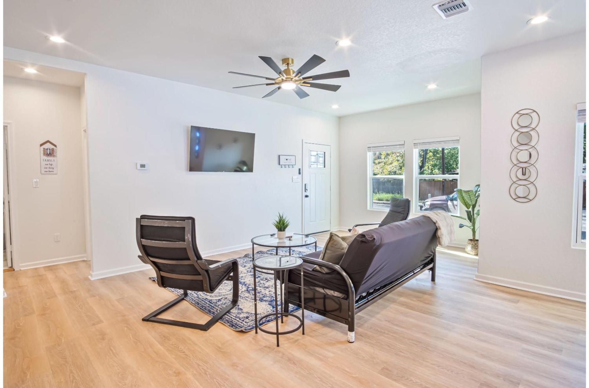 Urban Delight 4br3ba Near Center Holiday home