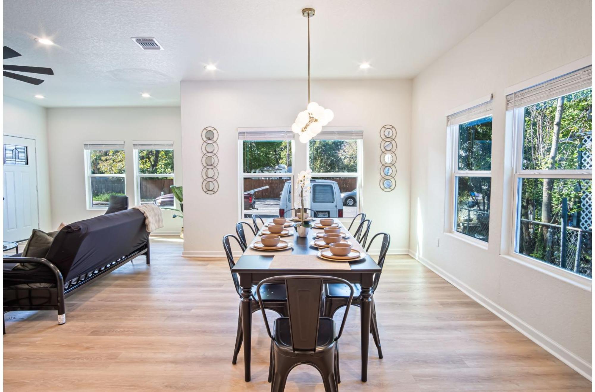 Urban Delight 4br3ba Near Center Holiday home *