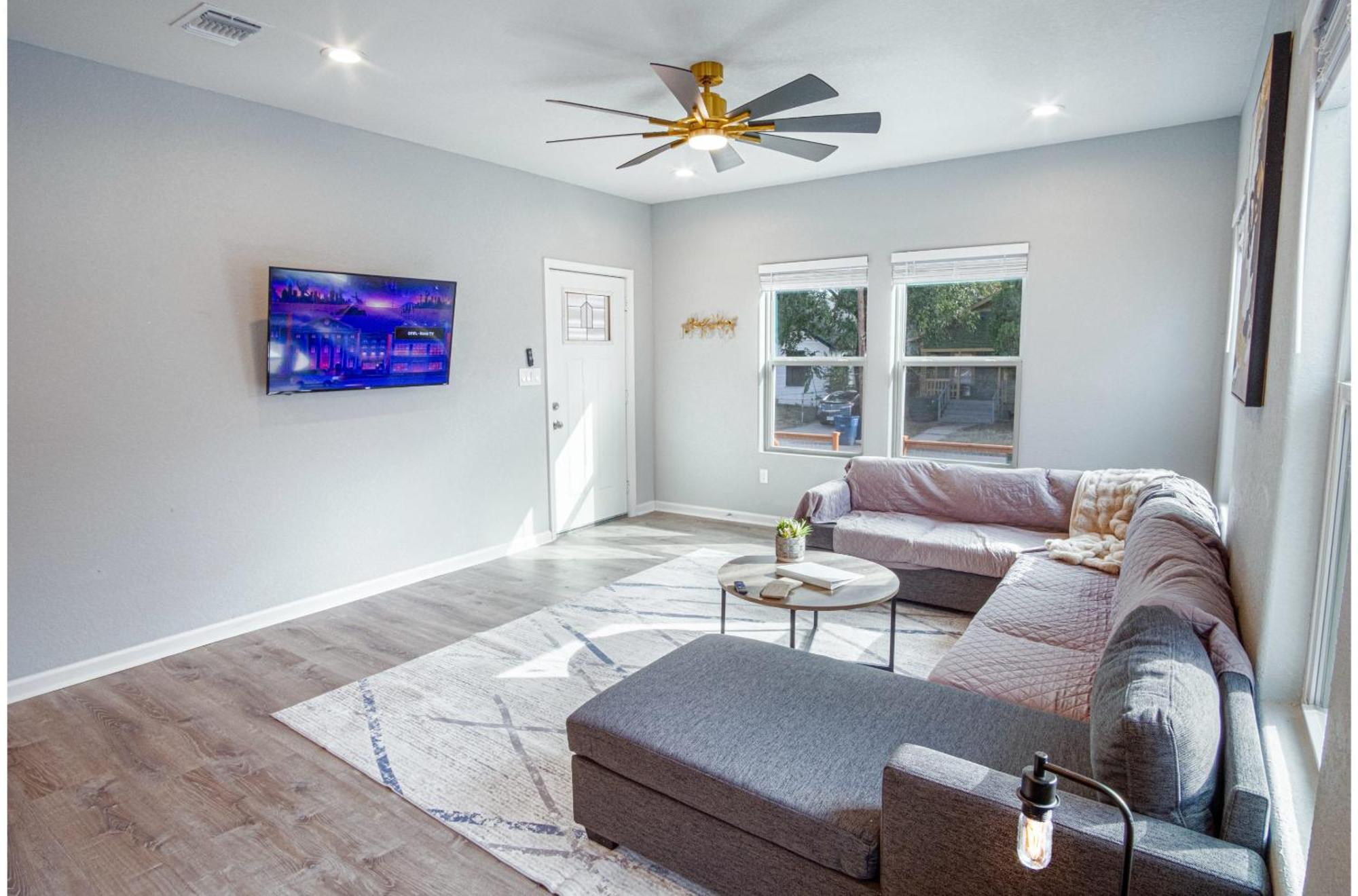 Lovely Charming 4br2.5ba Near Downtowns Prime *