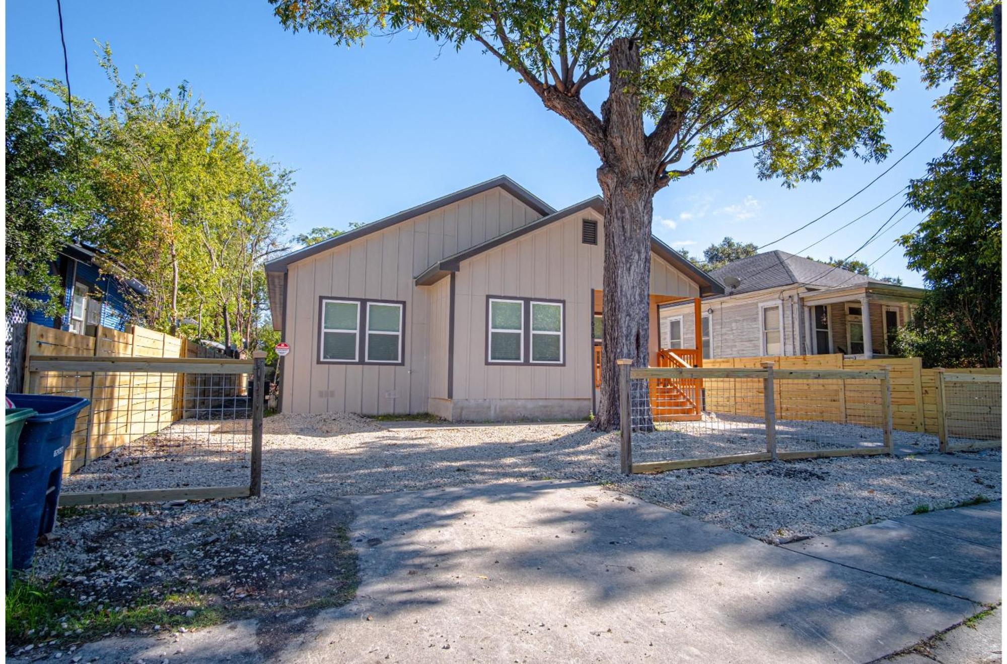 Urban Delight 4br3ba Near Center Holiday home