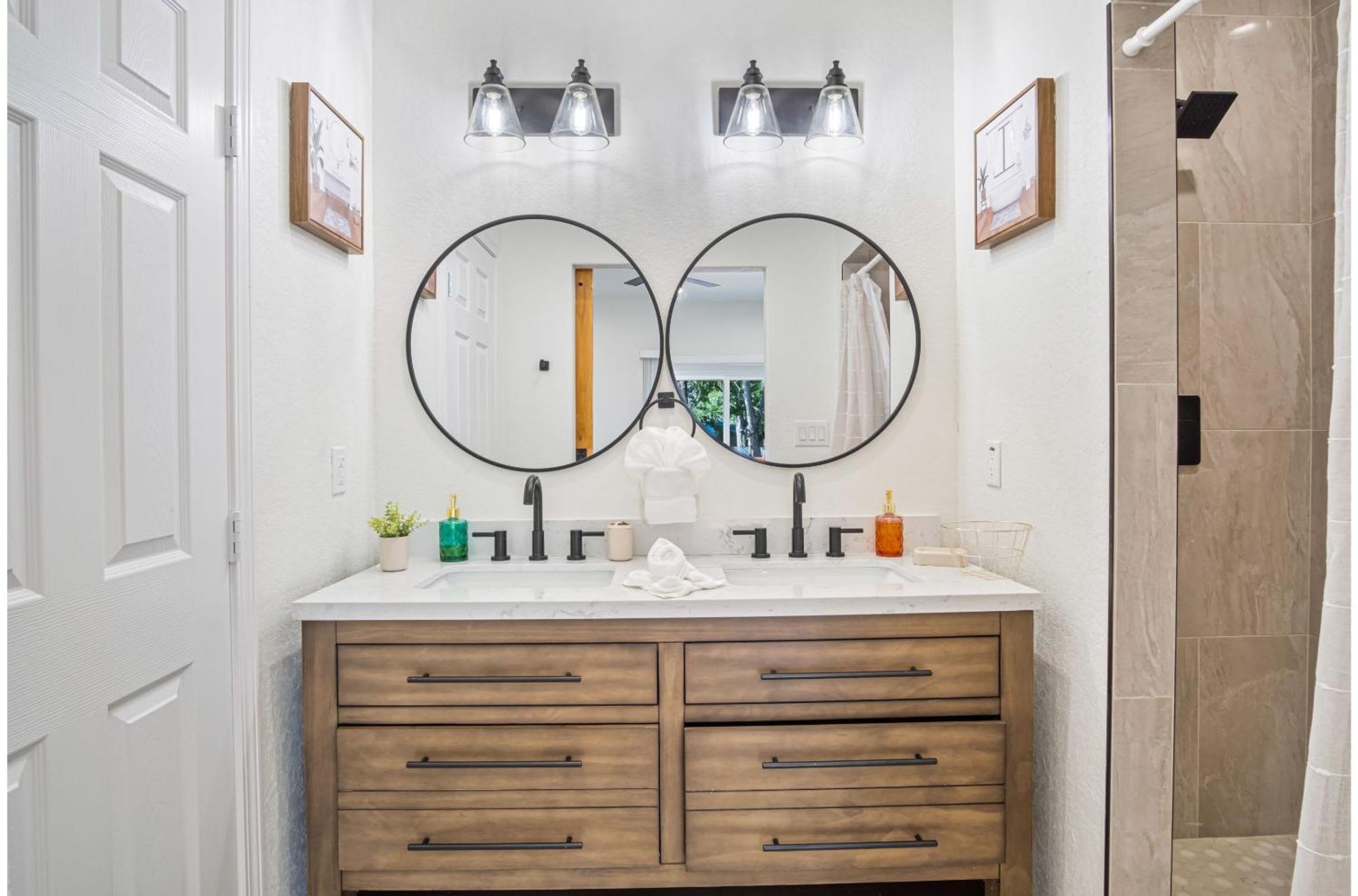 Urban Delight 4br3ba Near Center *