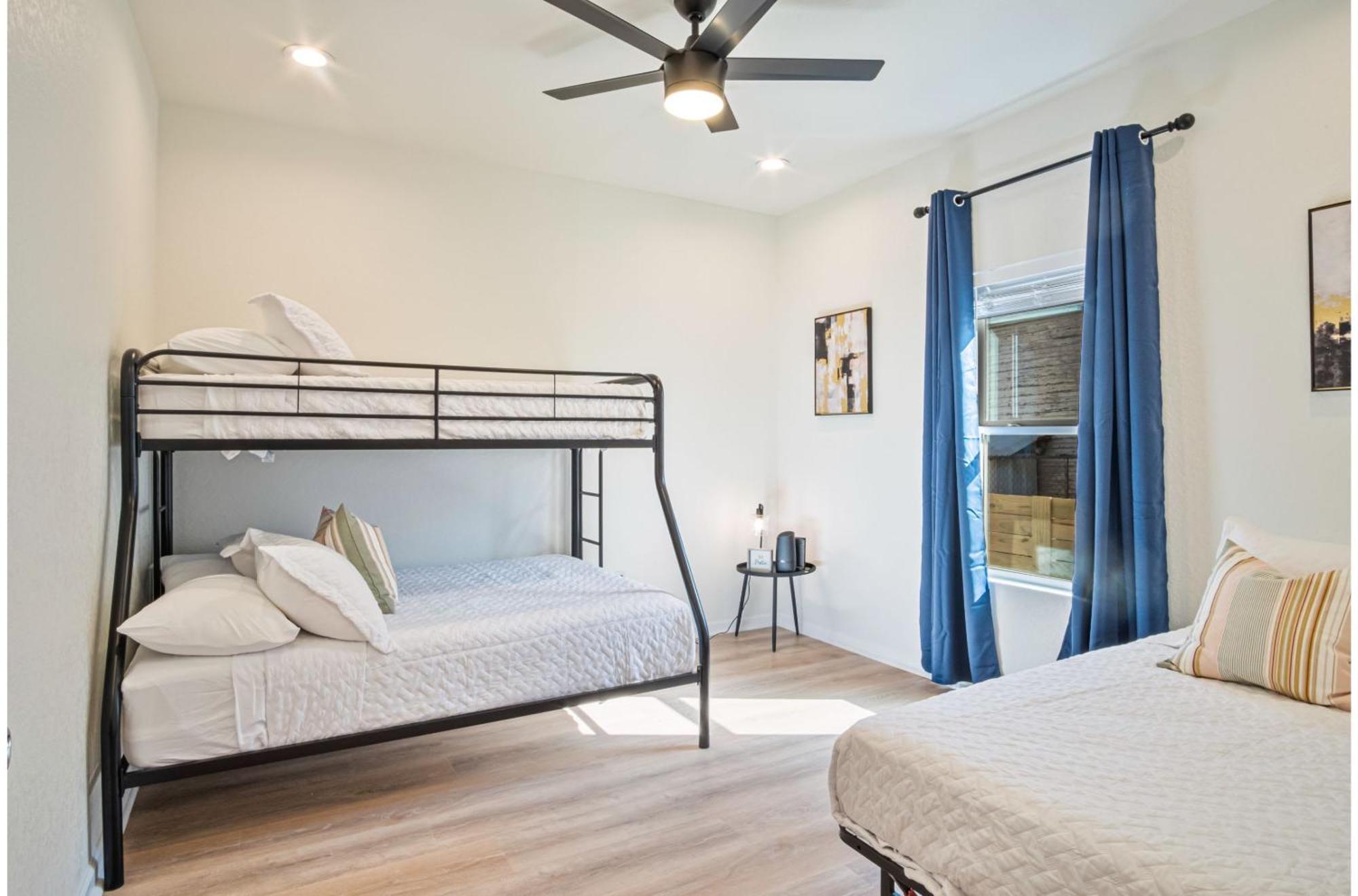 Urban Delight 4br3ba Near Center Holiday home