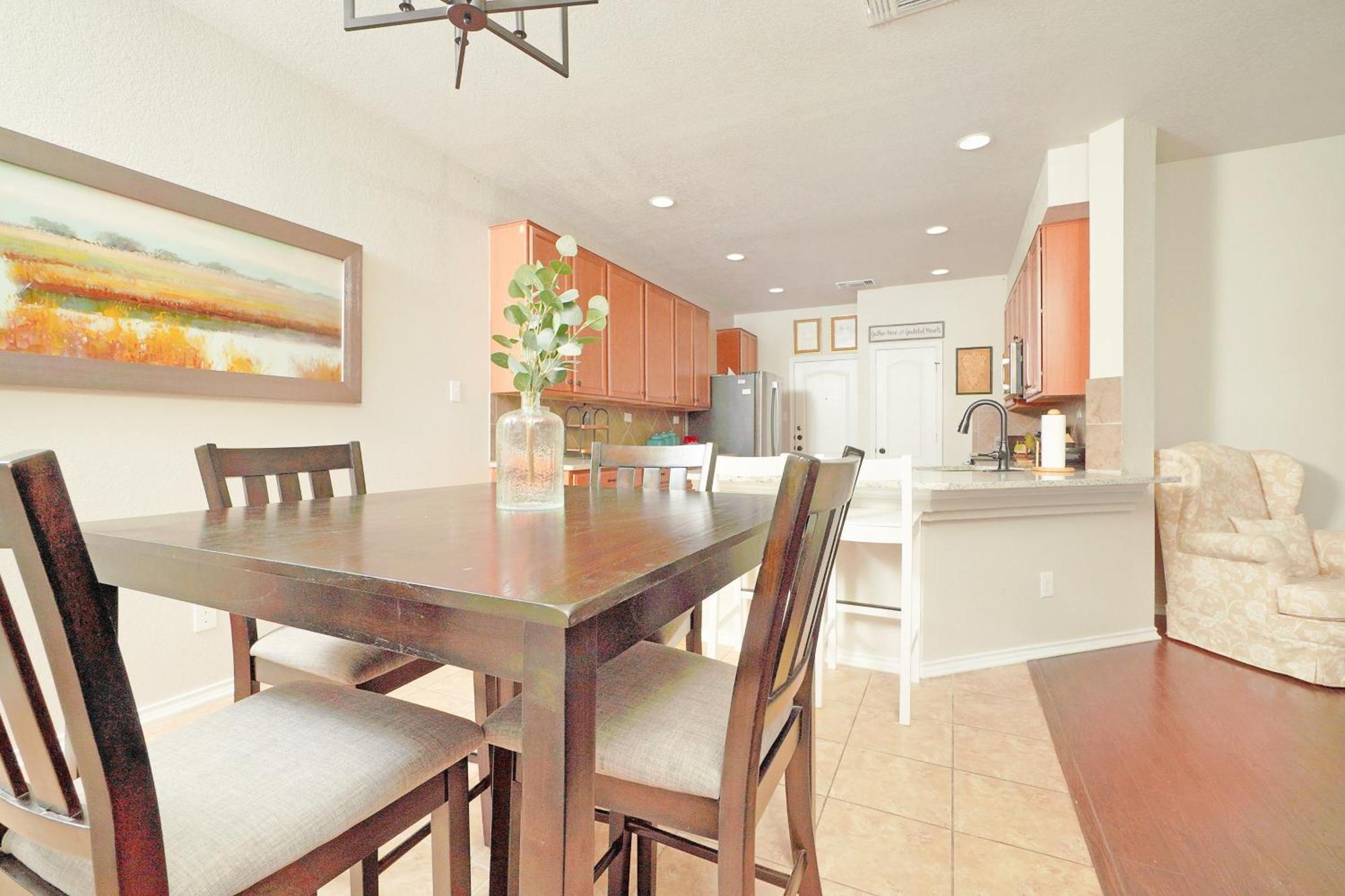 Peaceful Near I-10 For Extended Family Stays! Villa
