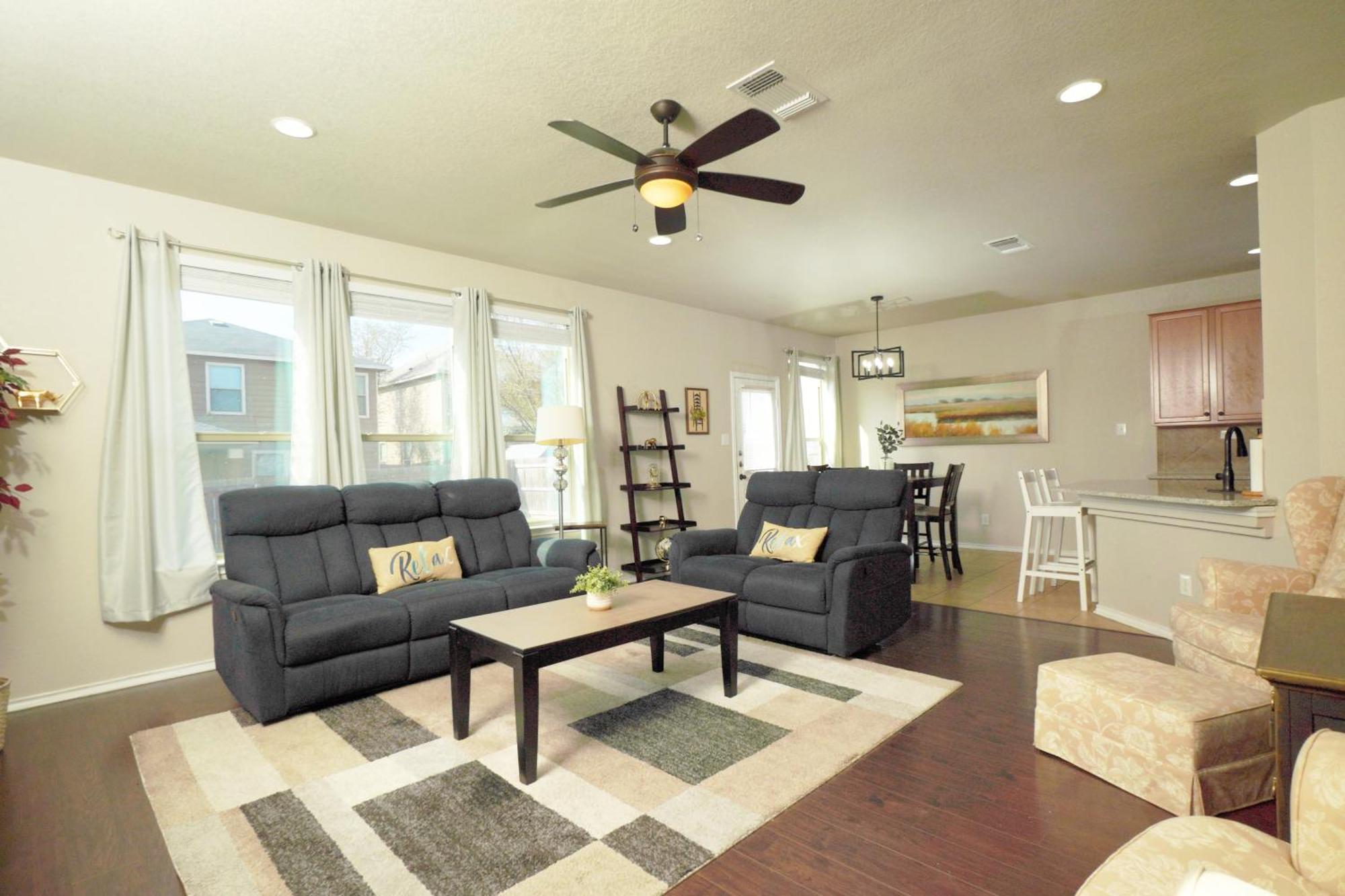 Villa Peaceful Near I-10 For Extended Family Stays! San Antonio