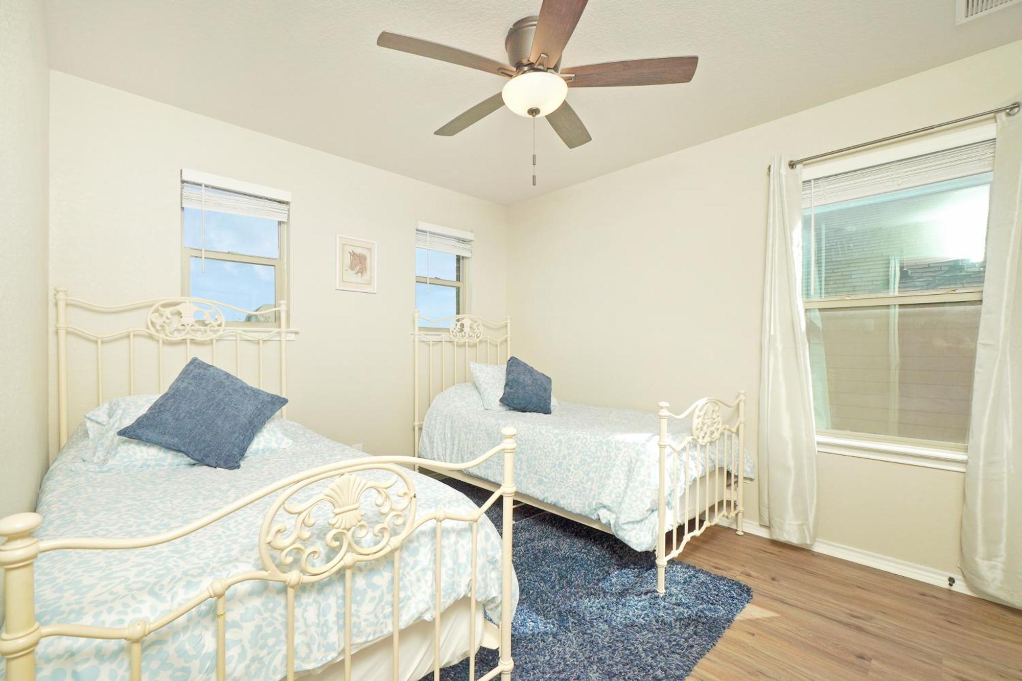 Peaceful Near I-10 For Extended Family Stays! *