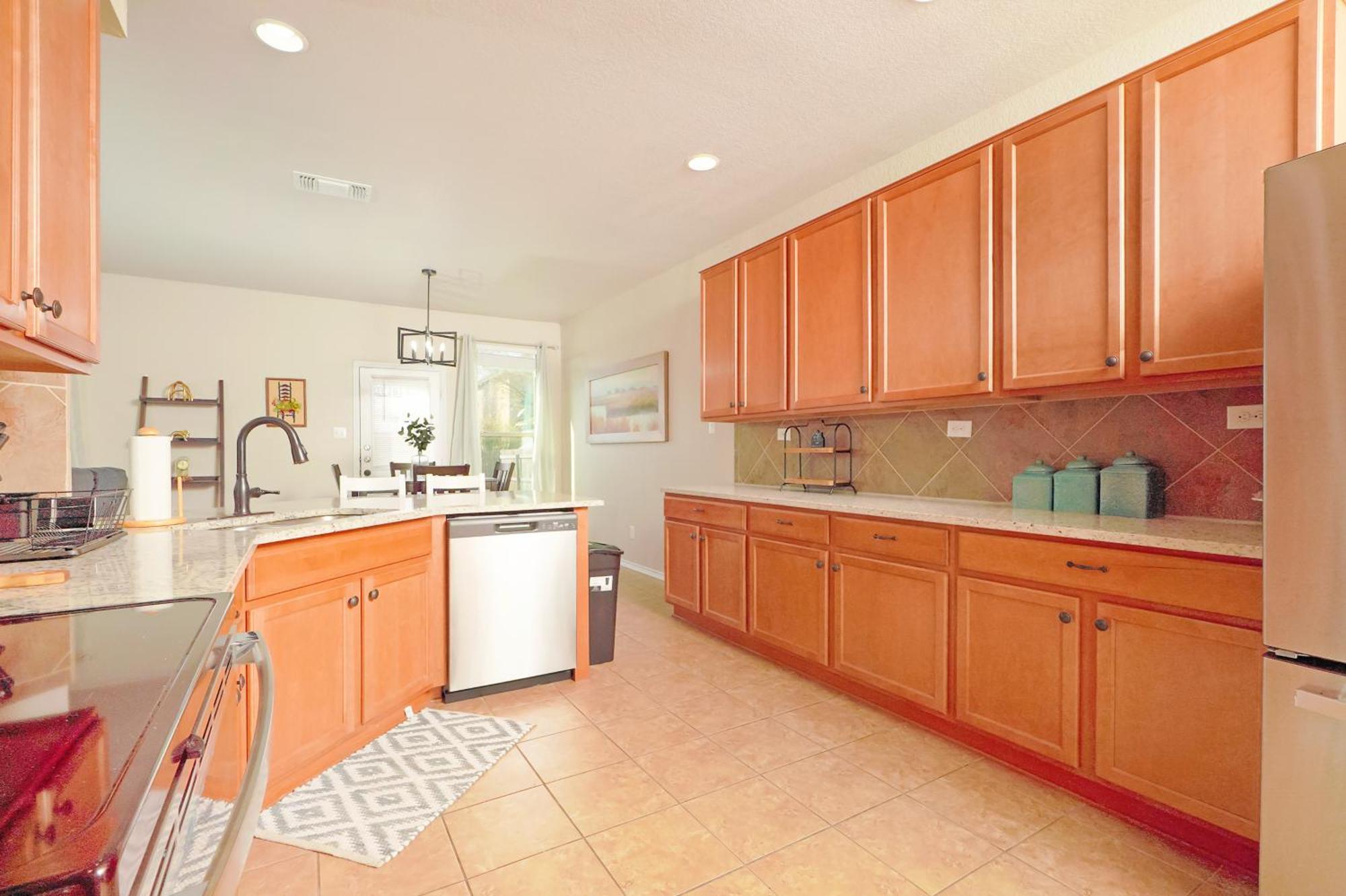 Peaceful Near I-10 For Extended Family Stays! *