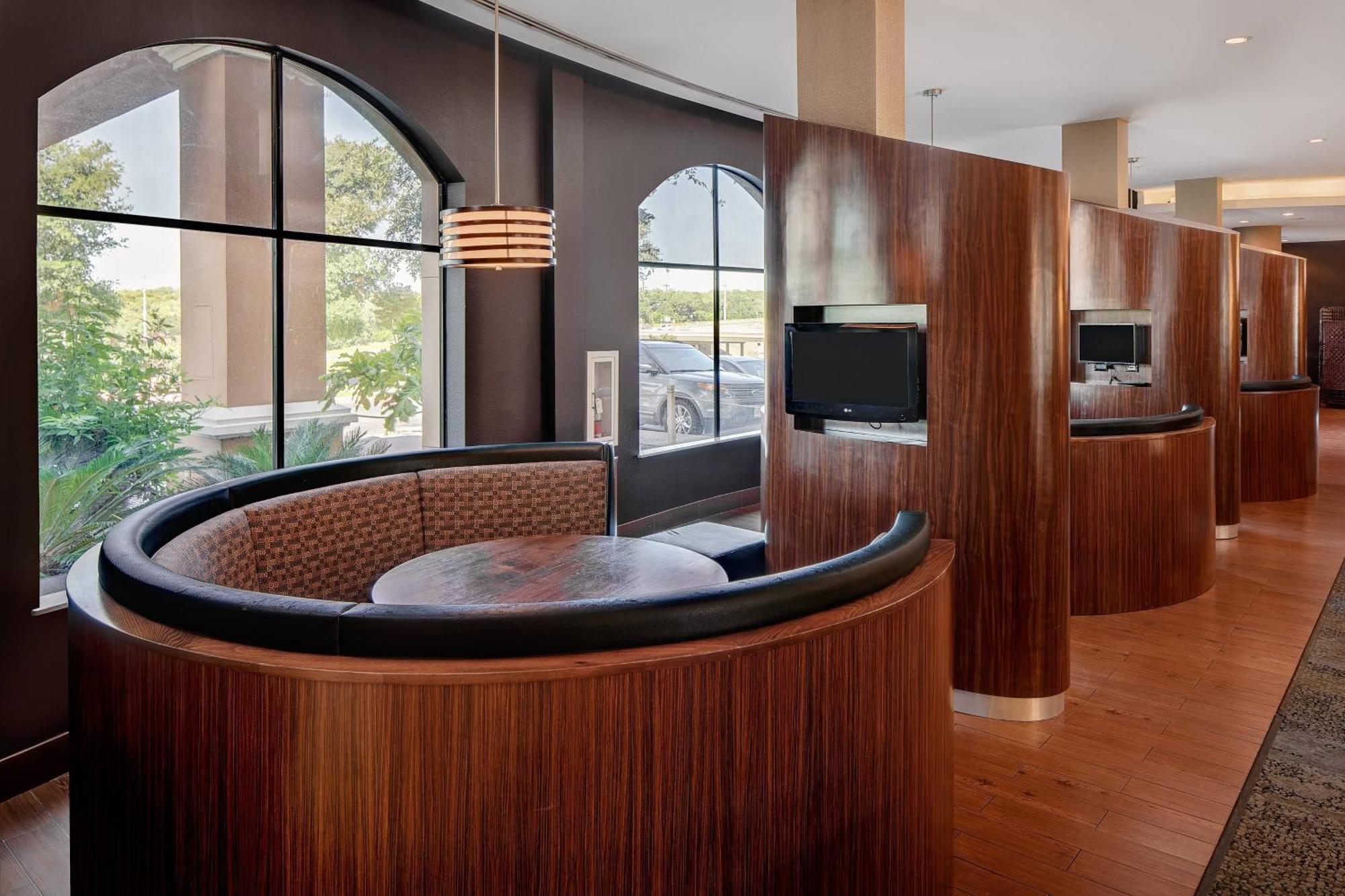 Hotel Courtyard By Marriott Seaworld/westover Hills 3*
