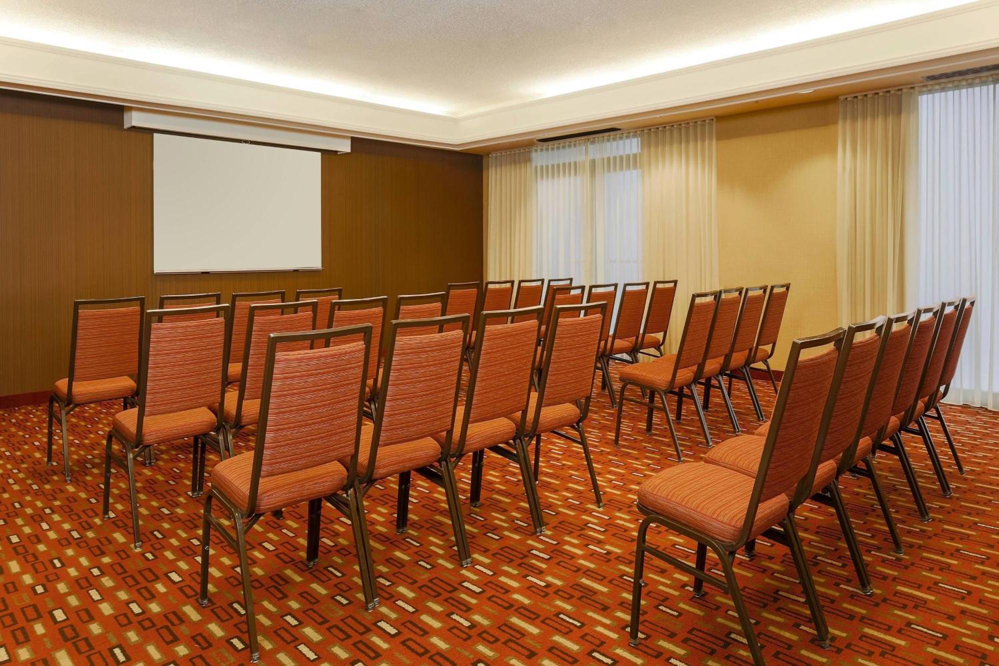 Courtyard By Marriott Airport/north Star Mall Hotel