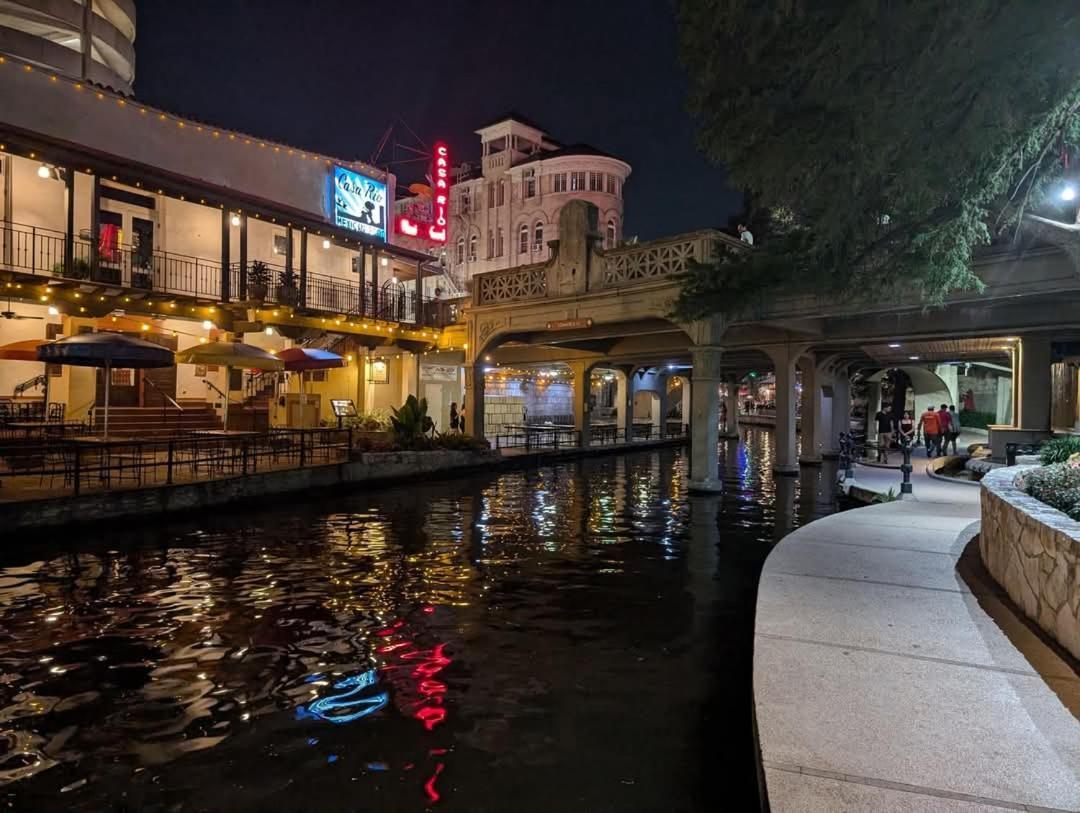 Apartment Tx On Riverwalk W King Ste,pets