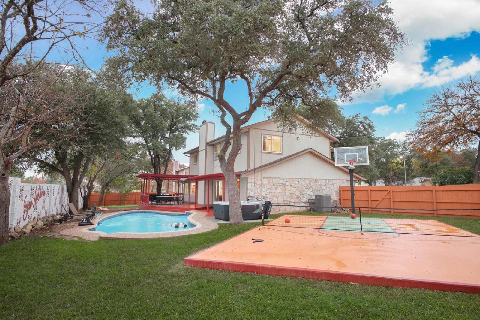 Luxury Escape Pool Sportscourt Games & Theater Holiday home *