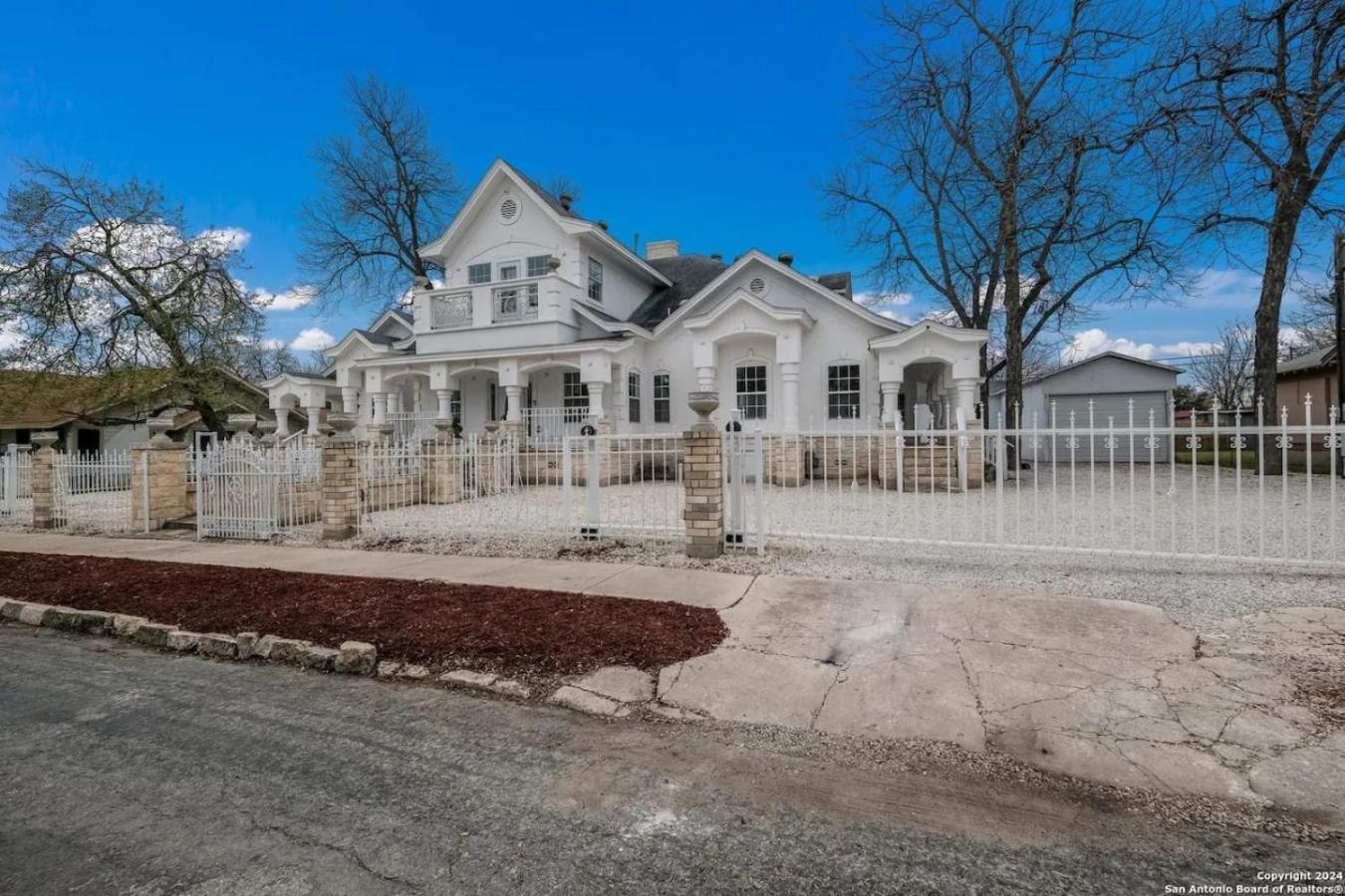 Stunning 6br Victorian Sleeps 25 Holiday home San Antonio
