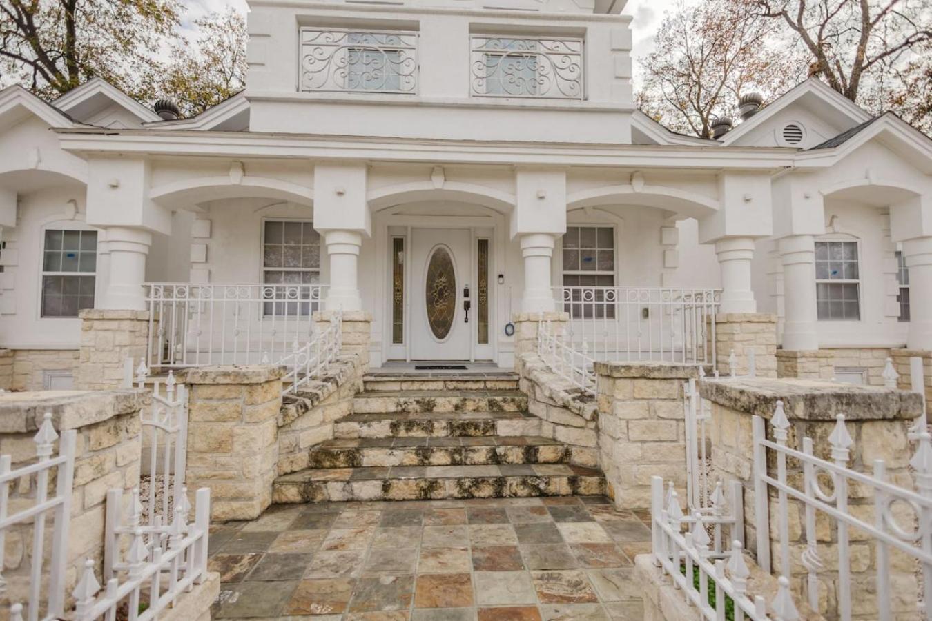 Stunning 6br Victorian Sleeps 25 San Antonio