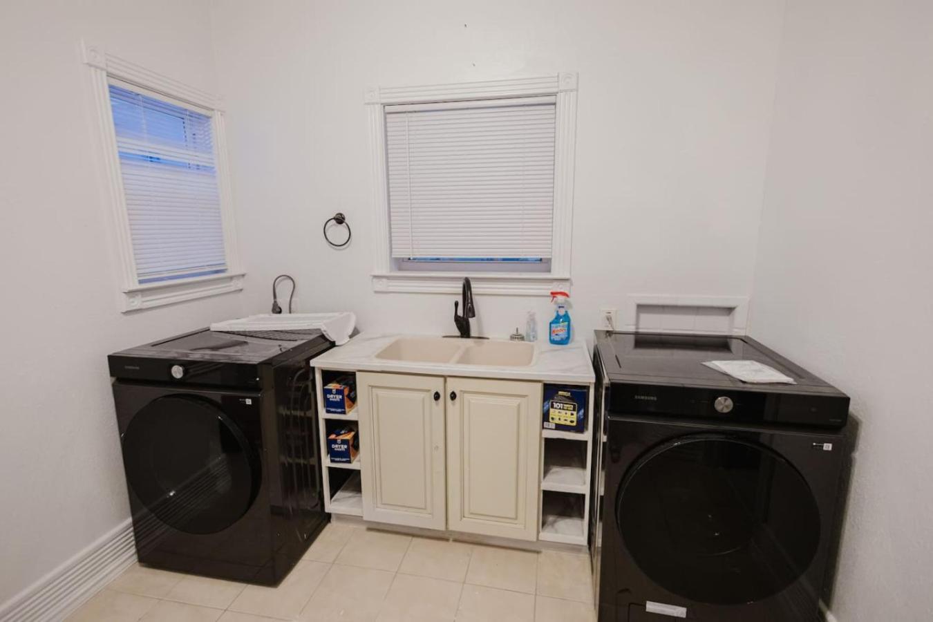 Stunning 6br Victorian Sleeps 25 San Antonio