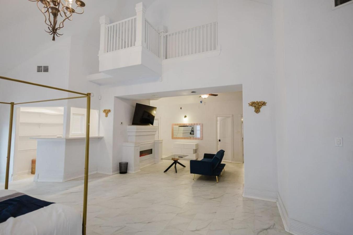 Stunning 6br Victorian Sleeps 25 San Antonio