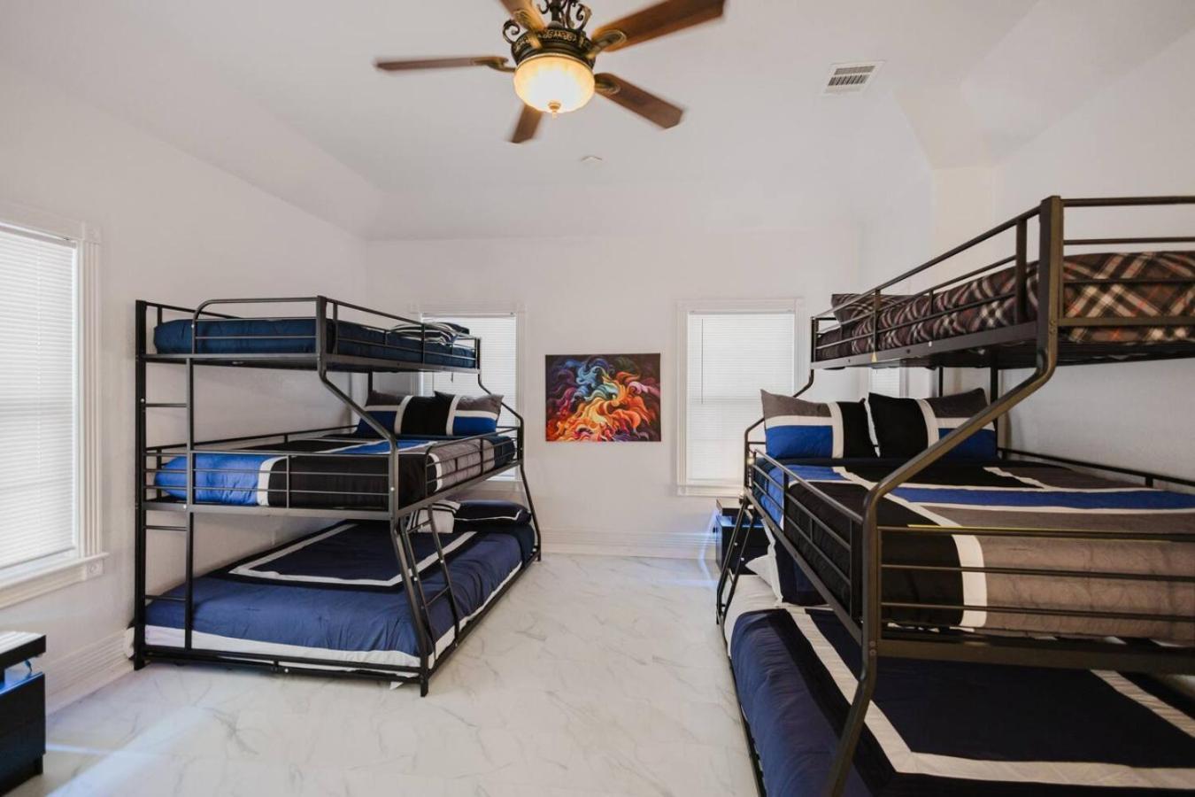 Stunning 6br Victorian Sleeps 25 Holiday home San Antonio