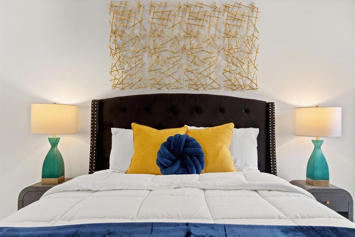 Pool Oasis 5 Bedrooms Game Horn *