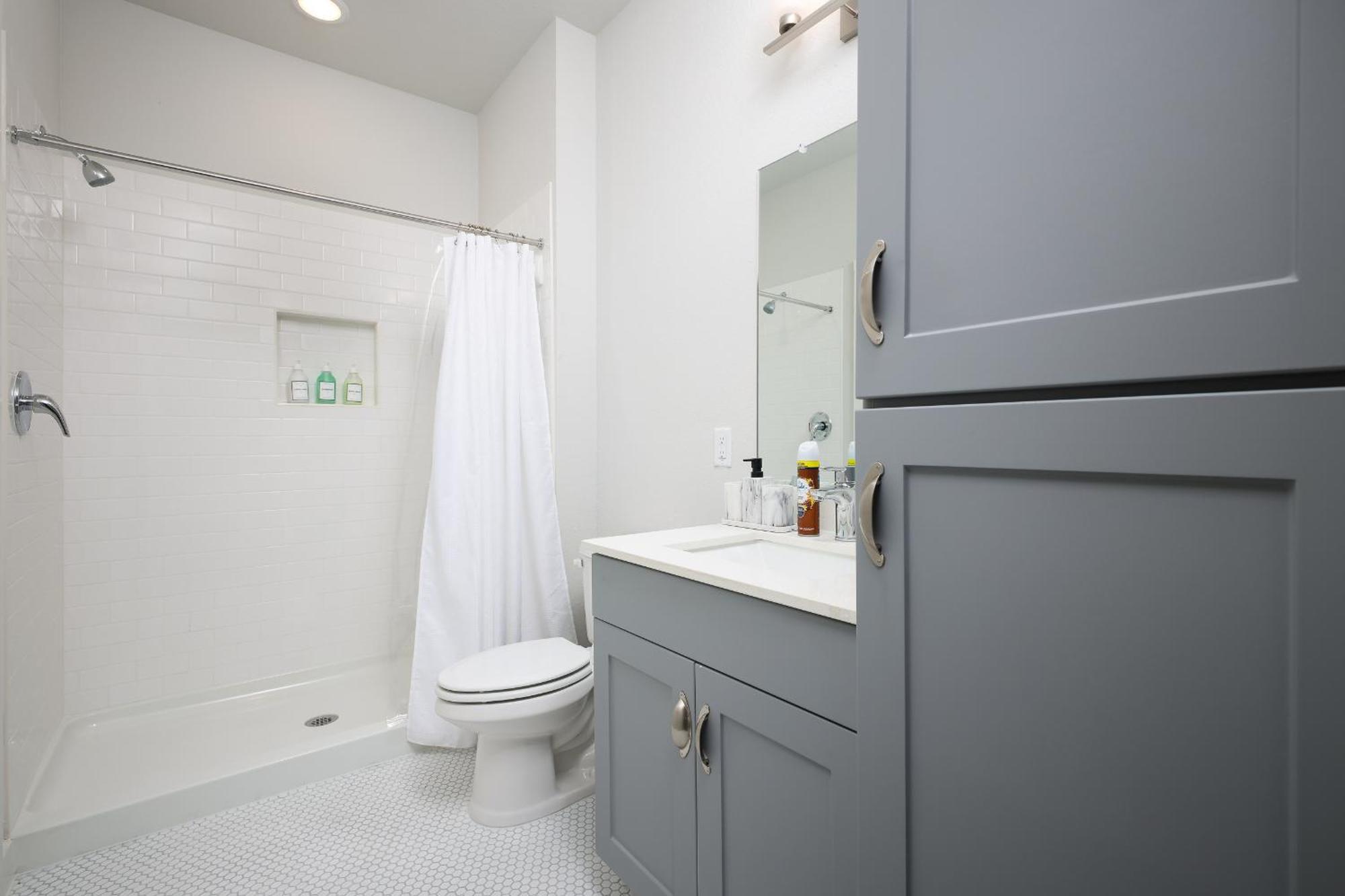 Spacious 2Br W Gym, Parking Near Rvrwalk & Dome Apartment *