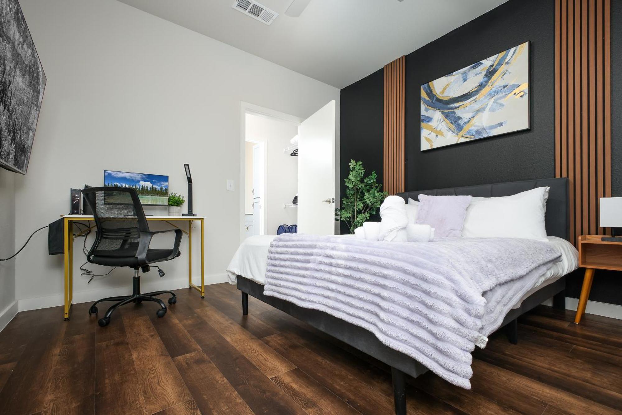 Spacious 2Br W Gym, Parking Near Rvrwalk & Dome Apartment