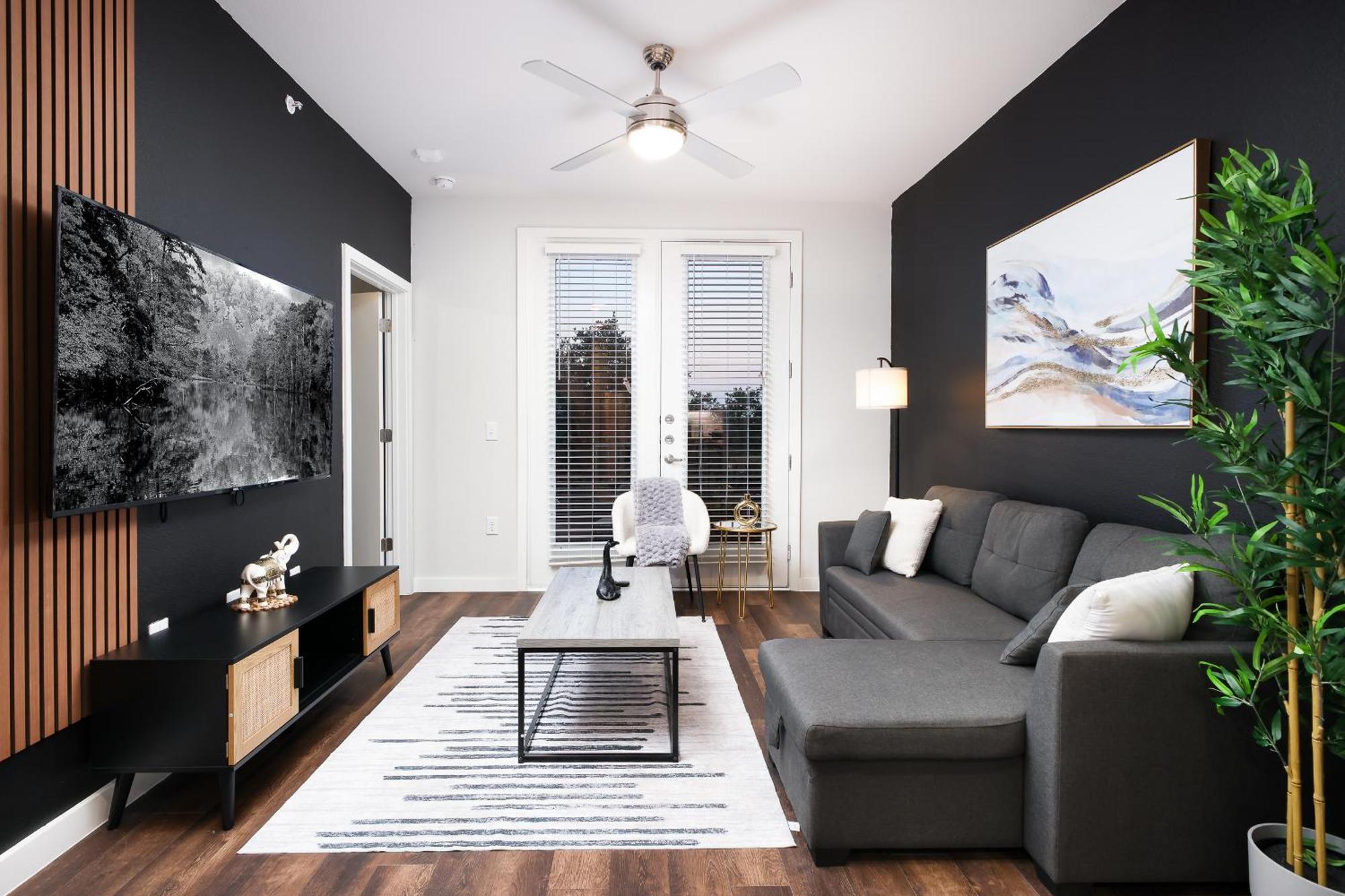 Spacious 2Br W Gym, Parking Near Rvrwalk & Dome Apartment *