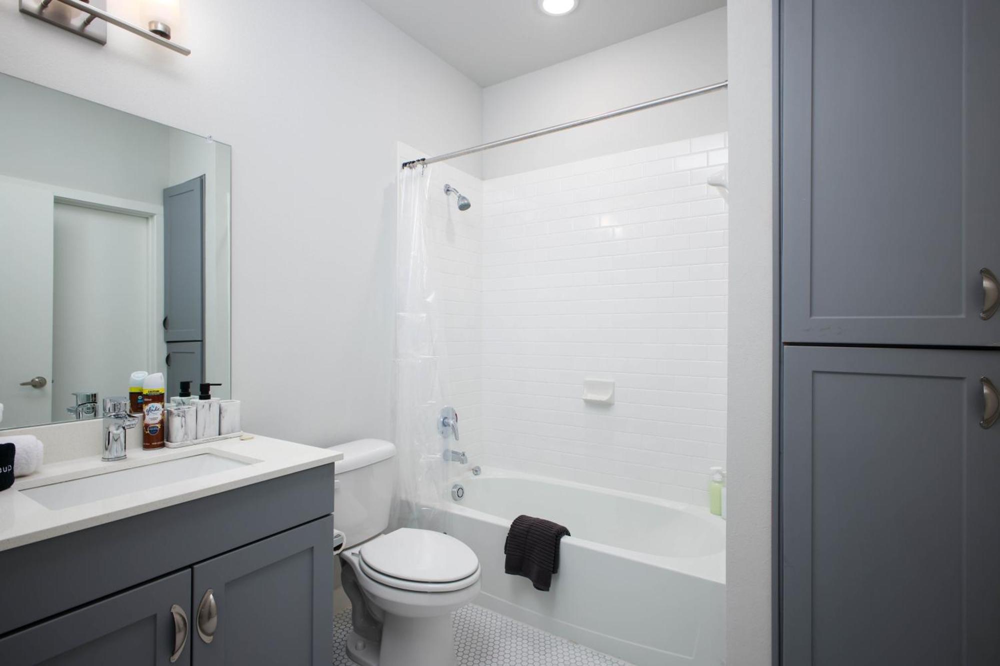 2Br Getaway W Gym, Parking Near Rvrwalk & Dome *
