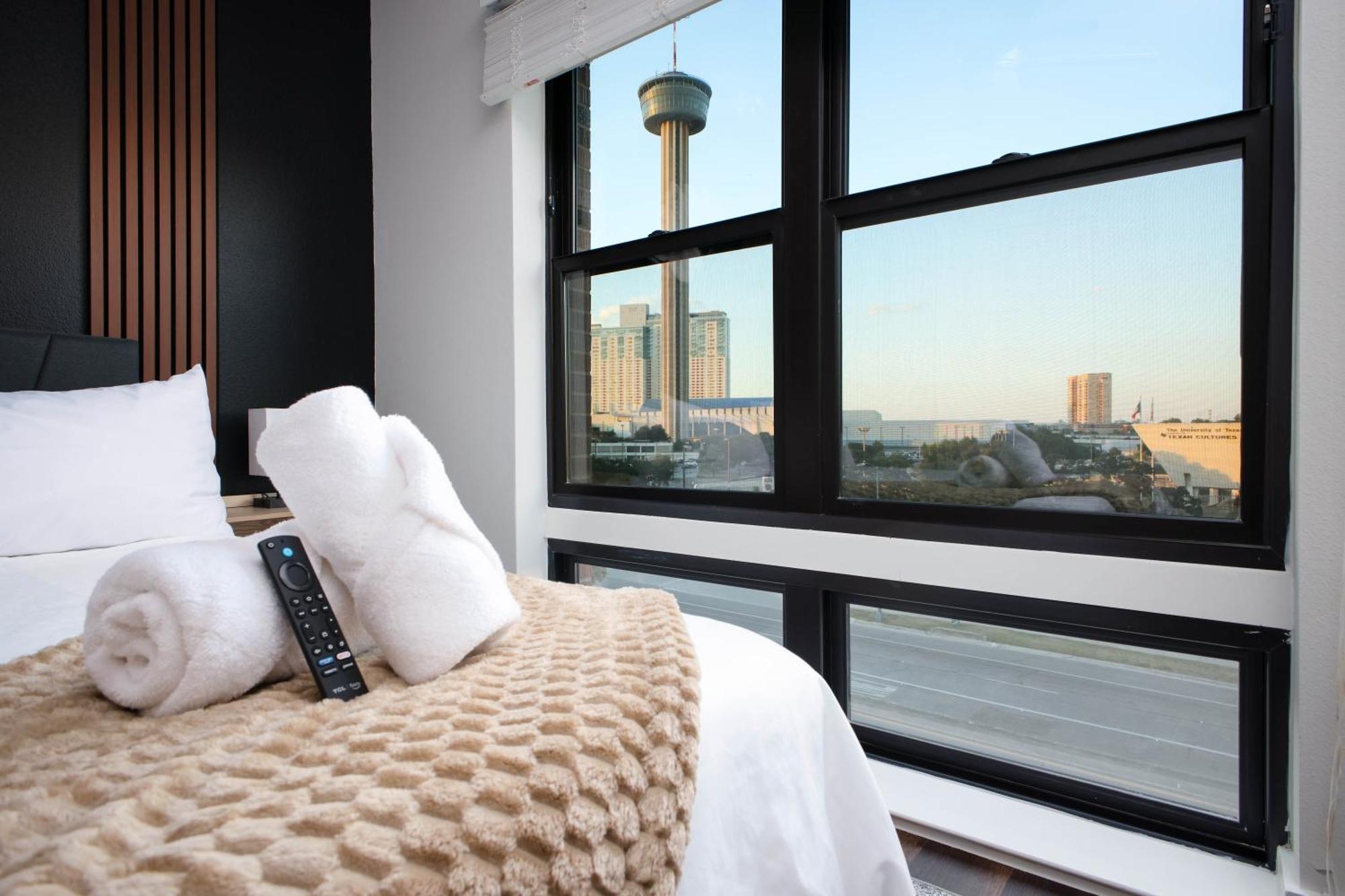 2Br Getaway W Gym, Parking Near Rvrwalk & Dome