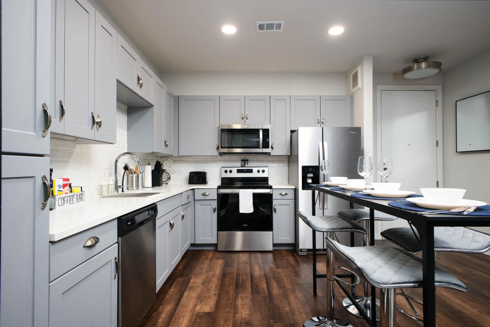 2Br Getaway W Gym, Parking Near Rvrwalk & Dome Apartment *