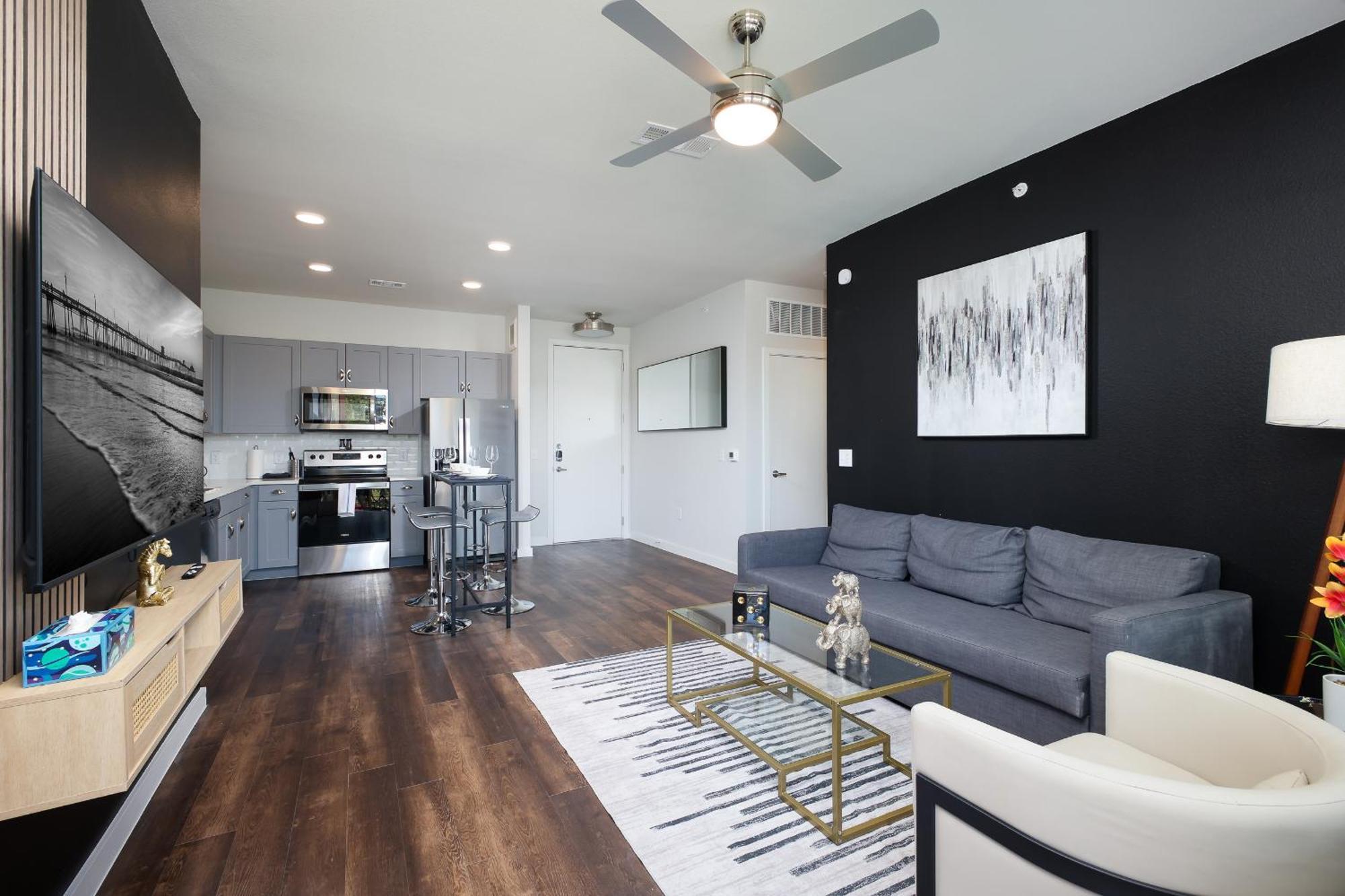 Modern 2Br Retreat W Gym Parking Nr Rvrwalk & Dome Apartment