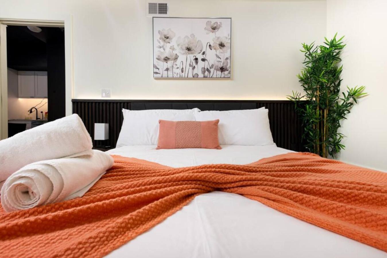 Chic 1Br W Gym & Parking, On Rvrwalk, Near Dome *