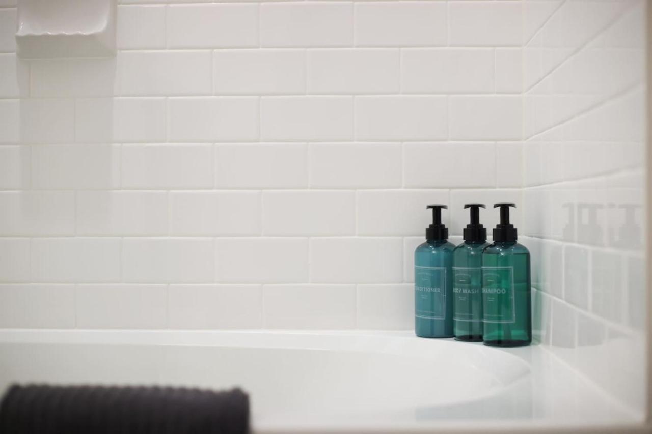 Chic 2Br W Gym, Parking Near Rvrwalk & Dome