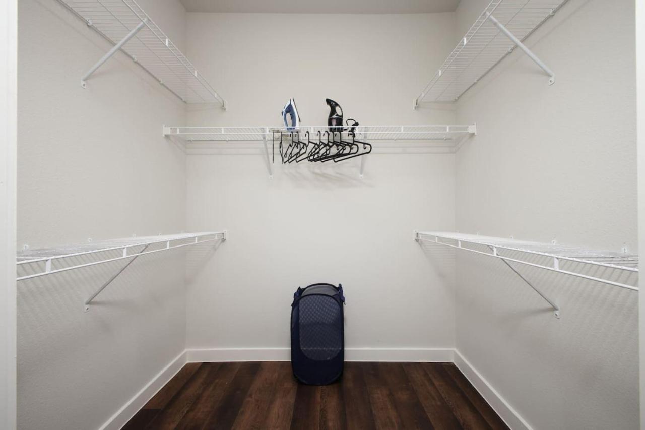 Chic 2Br W Gym, Parking Near Rvrwalk & Dome *