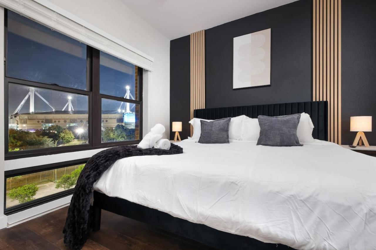 Chic 2Br W Gym, Parking Near Rvrwalk & Dome