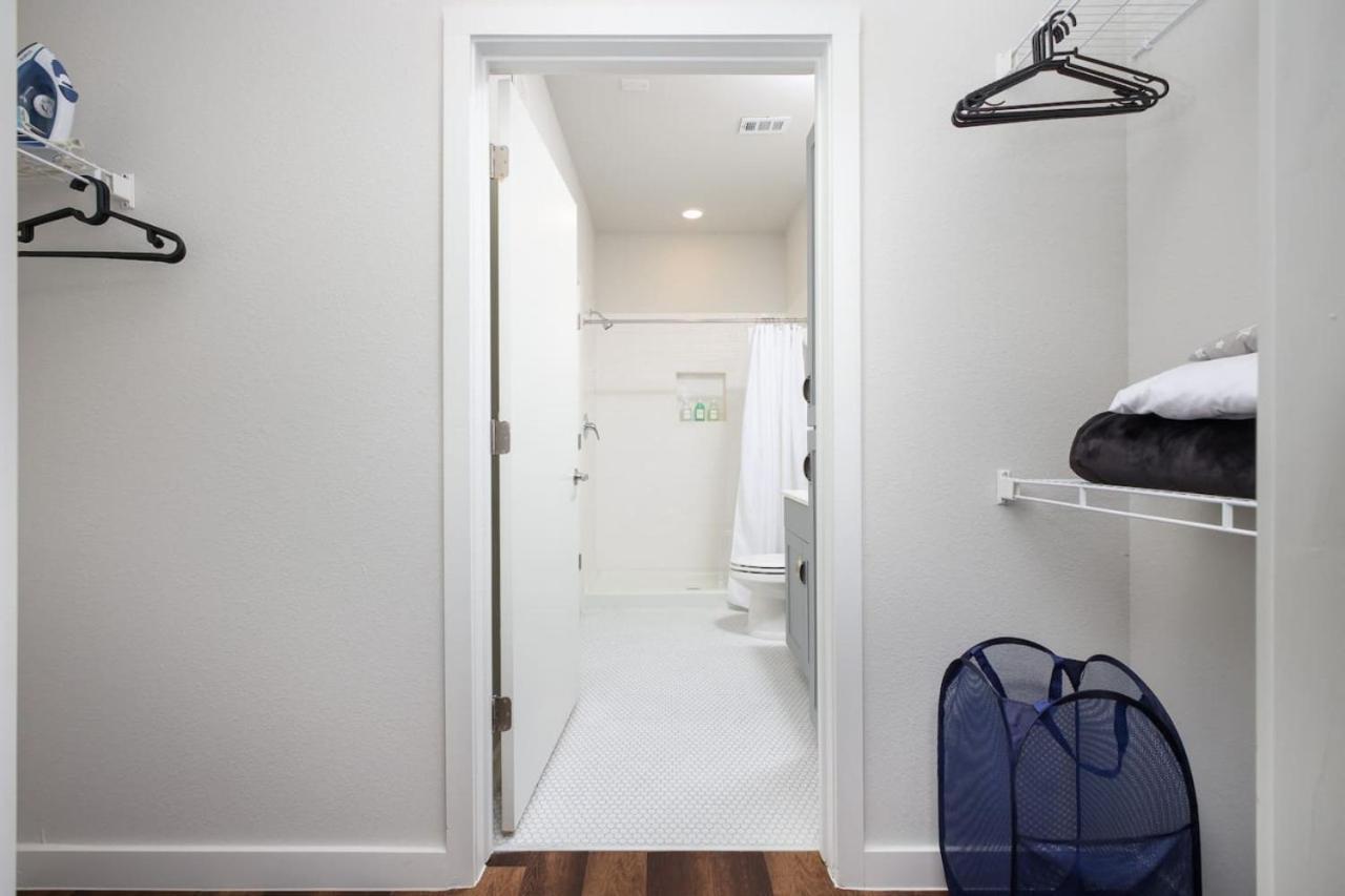 Spacious 2Br W Gym, Parking Near Rvrwalk & Dome *
