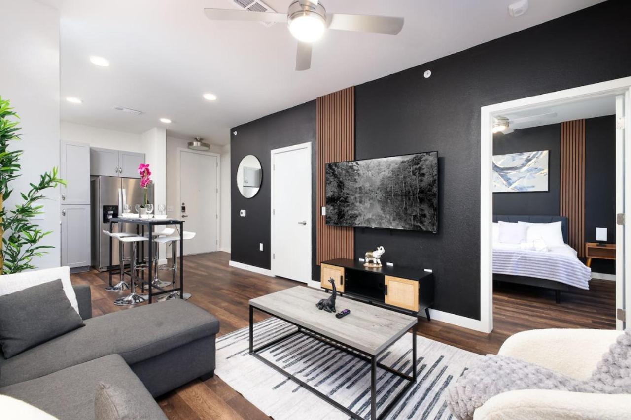 Spacious 2Br W Gym, Parking Near Rvrwalk & Dome Apartment *