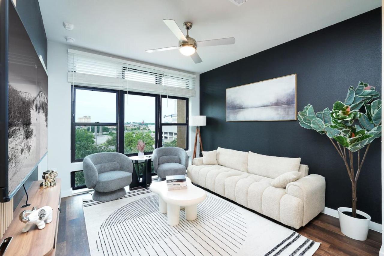 Sleek 1br W Gym, Parking Near Rvrwalk & Dome