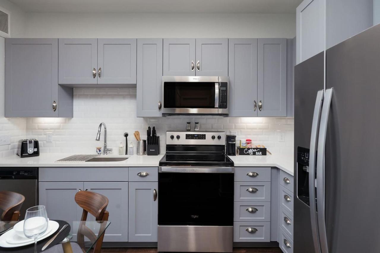 Sleek 1br W Gym, Parking Near Rvrwalk & Dome Apartment *