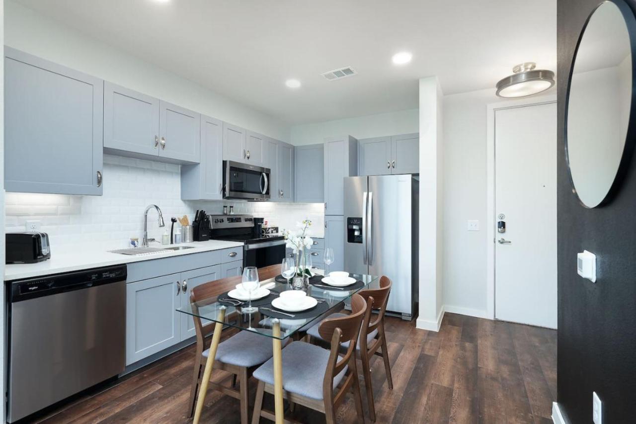 Sleek 1br W Gym, Parking Near Rvrwalk & Dome Apartment *