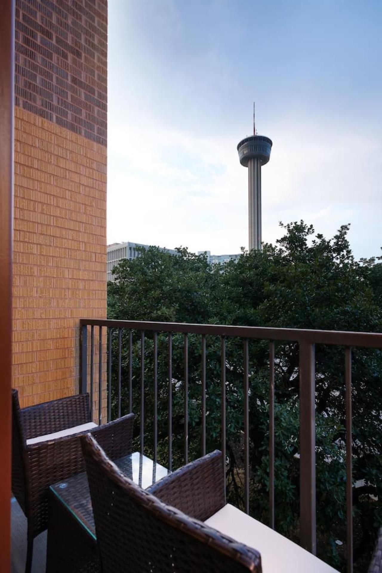 Sleek 1br W Gym, Parking Near Rvrwalk & Dome Apartment