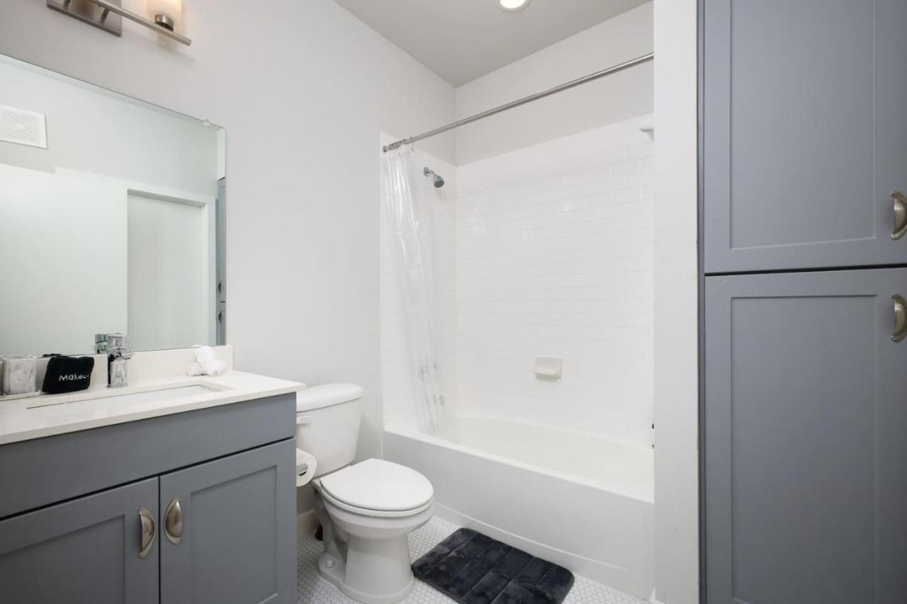 Modern 2Br Retreat W Gym Parking Nr Rvrwalk & Dome Apartment