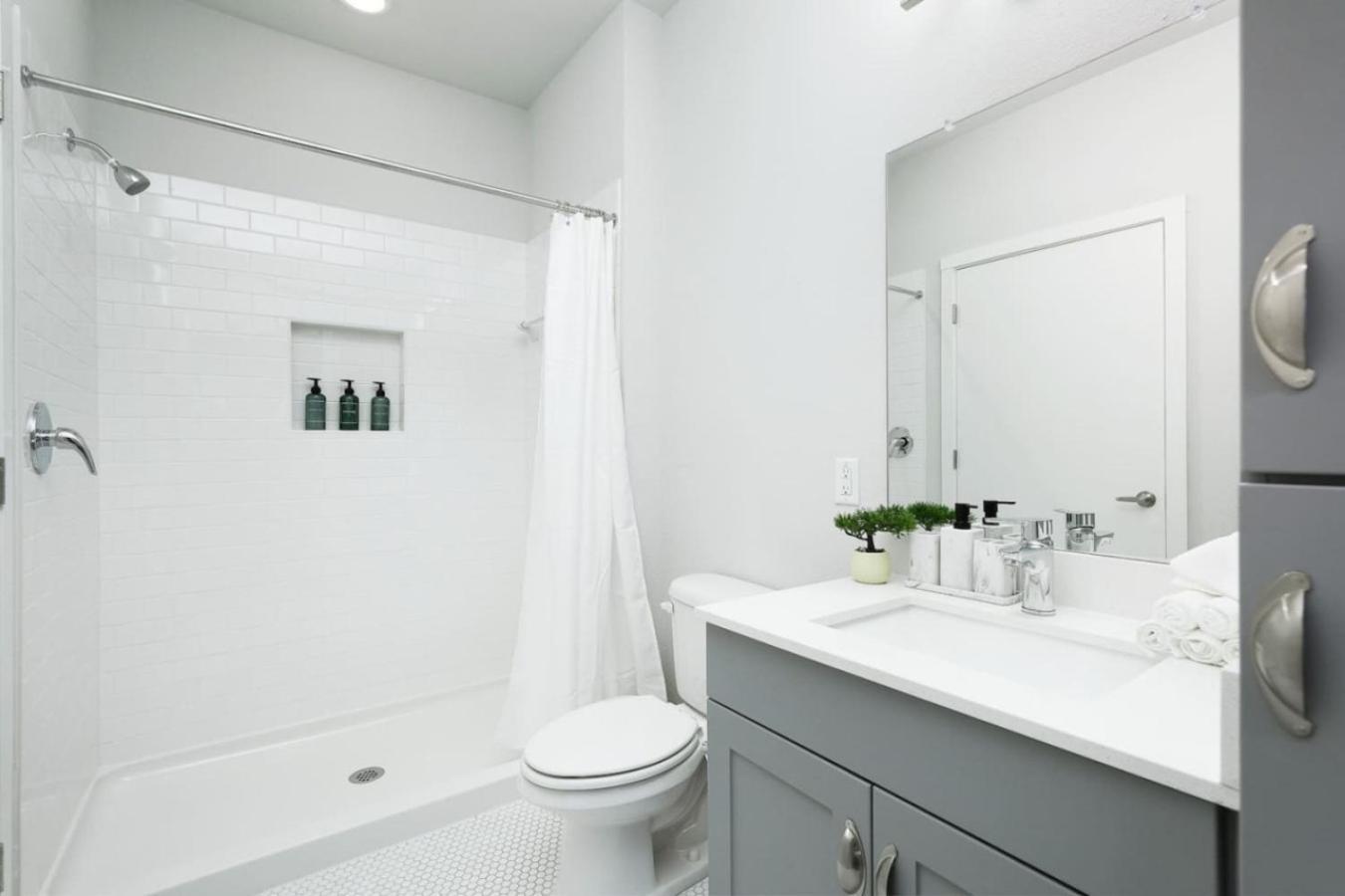 Chic 1Br W Gym & Parking Near Rvrwalk & Dome *