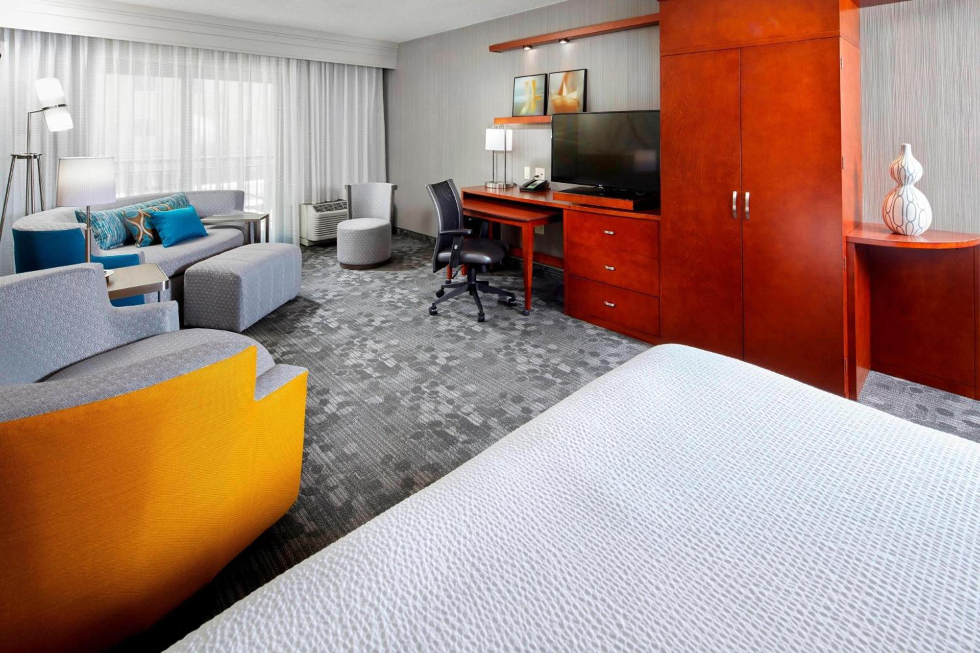 Courtyard By Marriott Six Flags At The Rim Hotel