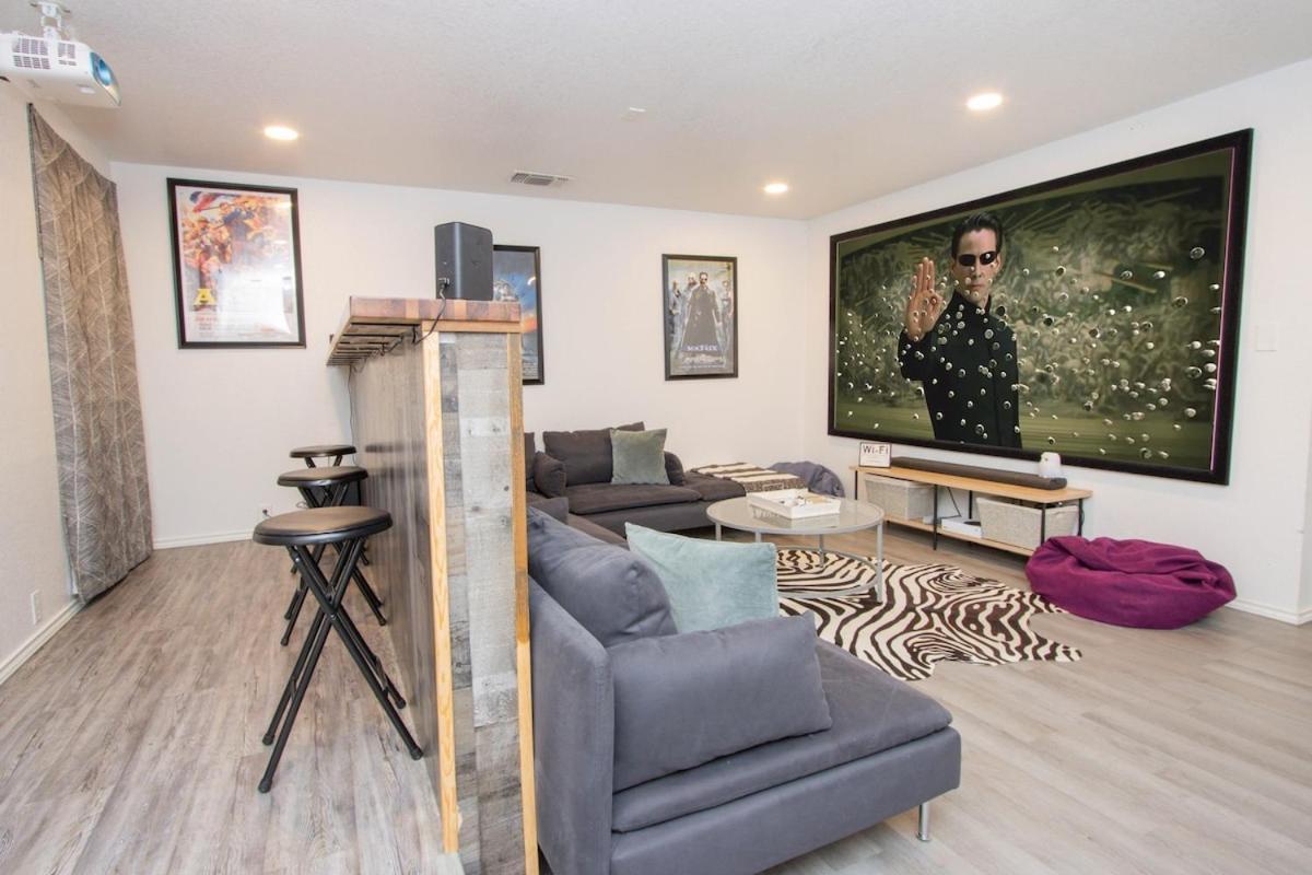 Big Family House W Theater Pool Table *