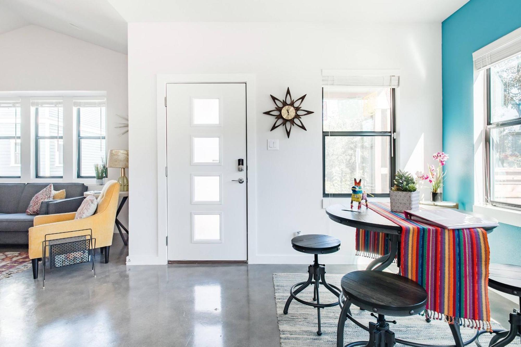 Explore The River Walk From Artsy Designer Retro Chic Holiday home *